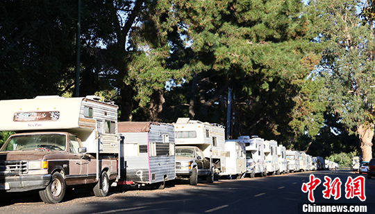 當(dāng)?shù)貢r(shí)間7月30日，美國(guó)硅谷山景城克里山托大道停靠的房車(chē)。越來(lái)越多的工薪階層無(wú)力負(fù)擔(dān)房租，選擇住在房車(chē)?yán)铩?lt;a target='_blank'  _fcksavedurl='http://www.chinanews.com/'></table>中新社</a>記者 劉丹 攝