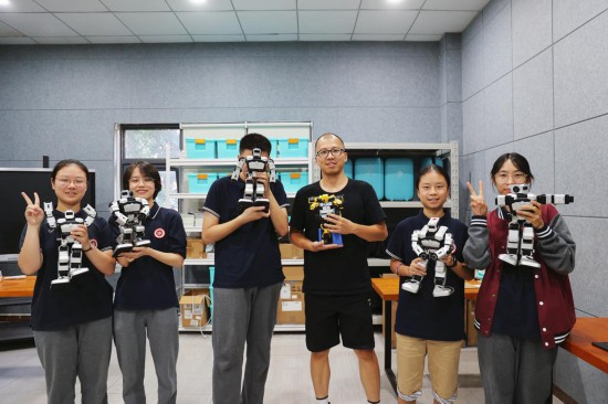 重慶八中科學(xué)城中學(xué)??苿?chuàng)社團(tuán)。