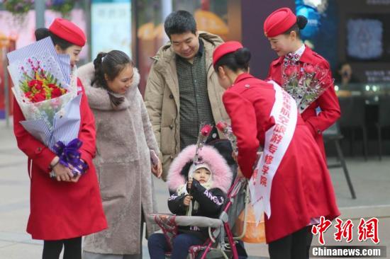 四川一高校開“浪漫”課 情人節(jié)賣花掙學(xué)分
