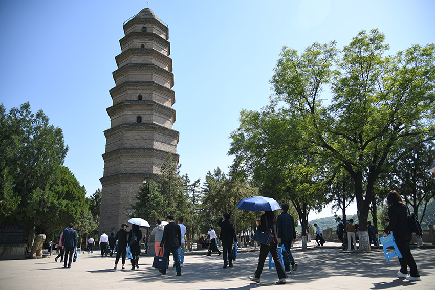 圖為2024年5月7日，游客在延安寶塔山參觀。 新華社記者 張博文 攝