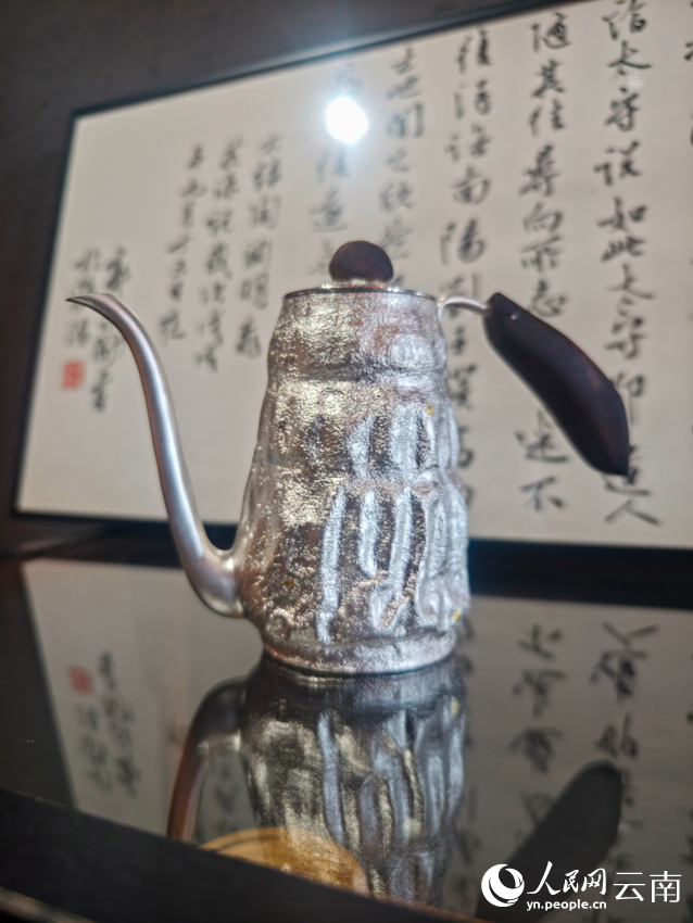 李杰加工制作的銀壺。人民網(wǎng)記者 符皓攝