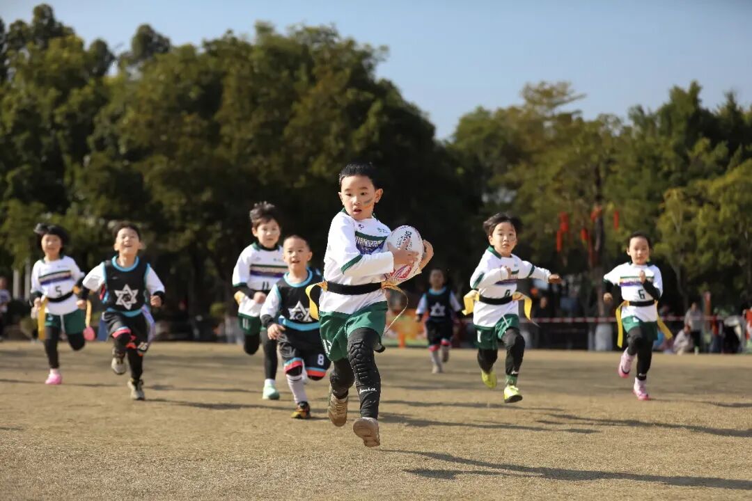 福建省福州市兒童公園，幼兒組隊(duì)員正在進(jìn)行橄欖球比賽。謝貴明攝（人民視覺）