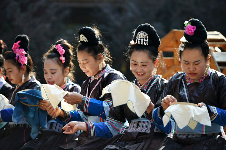 2019年3月12日，在貴州省黎平縣侗品源傳統(tǒng)工藝農(nóng)民專業(yè)合作社，侗族婦女在刺繡。新華社記者 楊文斌 攝