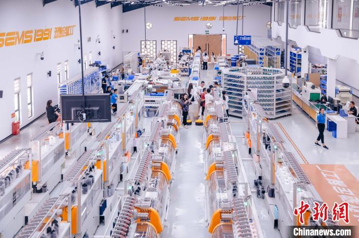 “高質(zhì)量發(fā)展調(diào)研行”主題采訪活動來到福建莆田雙馳鞋業(yè)個性化定制示范工廠?！±钅宪?攝