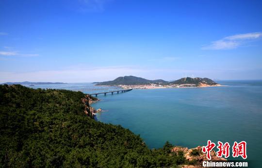 煙臺環(huán)境優(yōu)美、氣候宜人，遍布的海水浴場、濱海觀光景點為游艇帆船產(chǎn)業(yè)發(fā)展創(chuàng)造了條件。(資料圖) 楊兵 攝