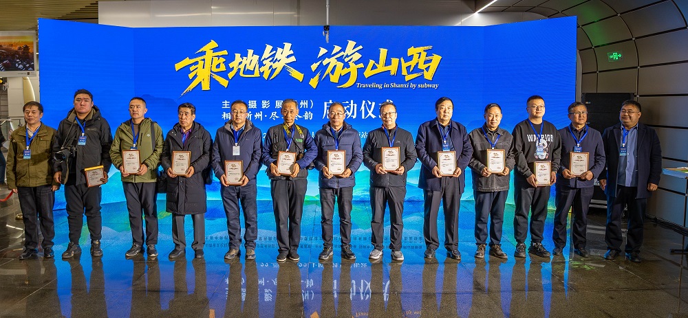 活動為參展攝影家頒發(fā)入展證書。