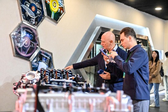  10月14日，外賓在吉林長春中國一汽紅旗文化展館參觀。新華社記者 顏麟蘊 攝