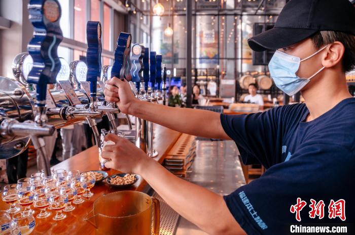 圖為百威雪津啤酒莆田基地工作人員正在打酒?！±钅宪?攝