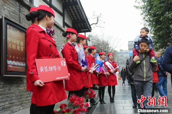 四川一高校開“浪漫”課 情人節(jié)賣花掙學(xué)分